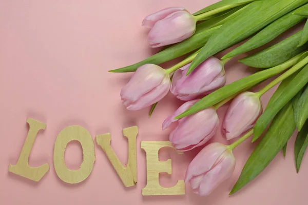 Fond d'espace de copie vide gris en bois avec tulipes fraîches roses fraîches et décoration de lettres d'amour en bois — Photo