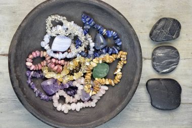 Mücevher taşlar ve kristaller zen cairn taş gri bir ahşap zemin üzerine koleksiyonu