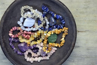 Mücevher taşları ve gri bir ahşap arka plan üzerinde kristalleri koleksiyonu.