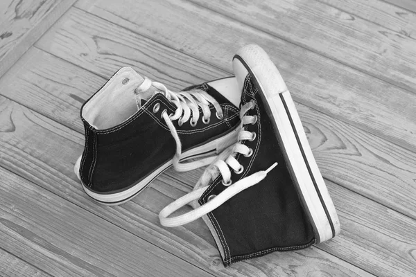 Fekete-fehér, fekete-fehér grunge fa háttér vintage vászon cipők — Stock Fotó