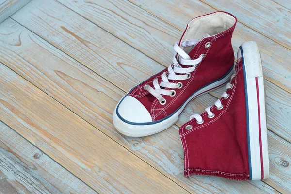 Grunge fa háttér piros használt vintage vászon cipők-val másol üres hely — Stock Fotó