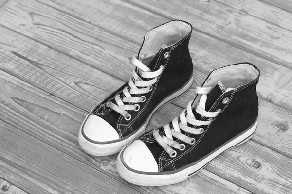Fekete-fehér, fekete-fehér grunge fa háttér vintage vászon cipők — Stock Fotó