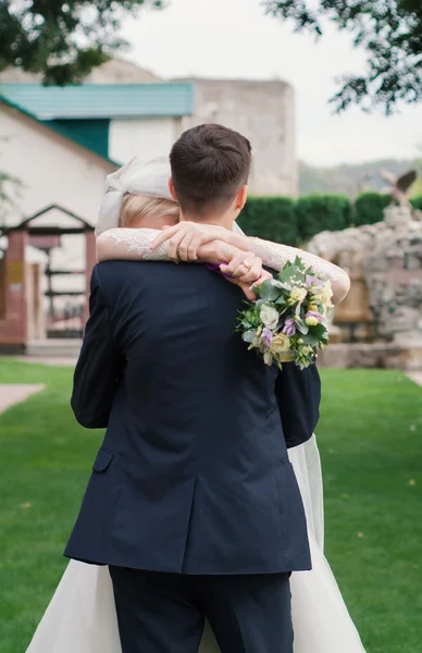 Novia y novio con ramo de bodas —  Fotos de Stock