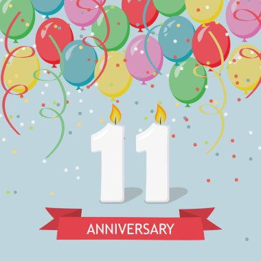 On bir yıl yıldönümü tebrik kartı mumlar, konfeti ve balon.