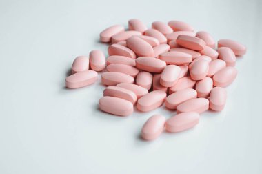 Beyaz arka plan üzerinde yumuşak pembe tıbbi ilaçlar