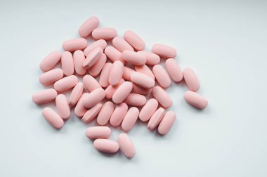 Beyaz arka plan üzerinde yumuşak pembe tıbbi ilaçlar