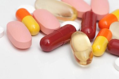 Renkli tıbbi hap, tablet, kapsül üzerinde beyaz backgroung.