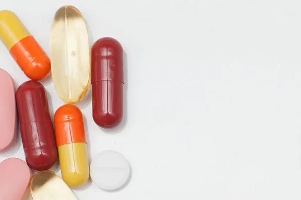 Coloridas Píldoras Médicas Tabletas Cápsulas Fondo Blanco —  Fotos de Stock