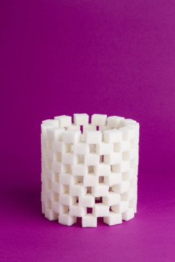 rafine şeker pembe bir arka plan üzerinde Kulesi