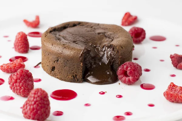 Ahududu ile akan Merkezi ile Çikolatalı fondan