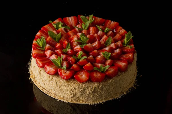 俄罗斯蜂蜜蛋糕草莓 — 图库照片