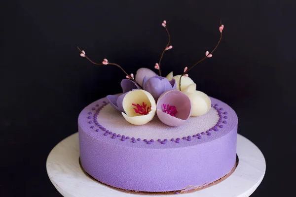 Torta con tulipani di cioccolato su sfondo nero — Foto Stock