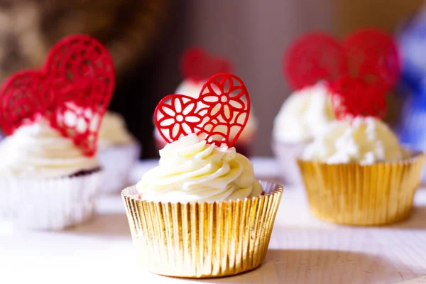 Cupcake con cuori per San Valentino — Foto Stock