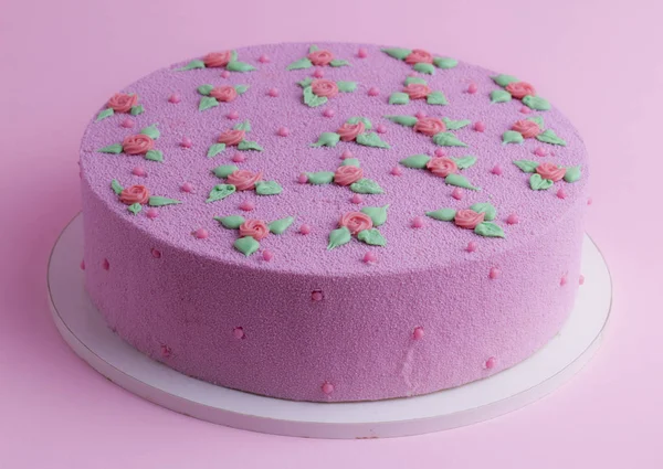 Розовый бархатный торт с розами и листьями — стоковое фото