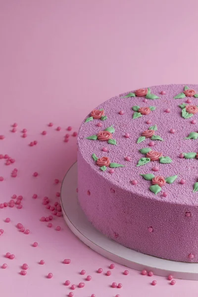 Розовый бархатный торт с розами и листьями — стоковое фото