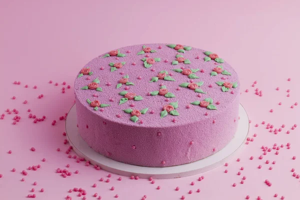 バラと葉でピンクのベルベット ケーキ — ストック写真