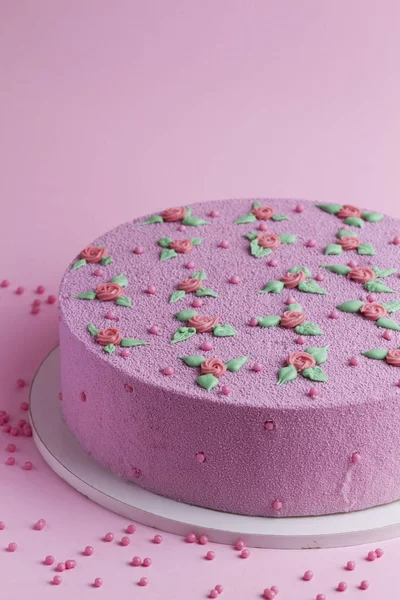 Pastel de terciopelo rosa con rosas y hojas — Foto de Stock