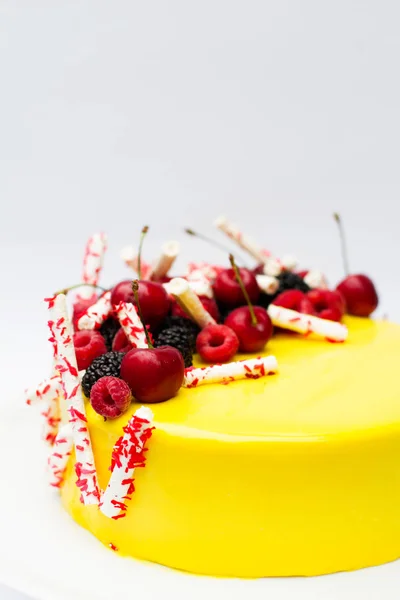 Bolo amarelo e bagas de sobremesa e merengues — Fotografia de Stock