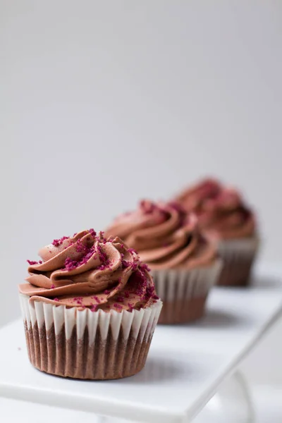 Cupcakes de chocolate sobre un fondo blanco —  Fotos de Stock