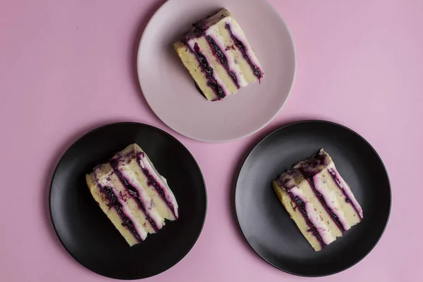 Pedazo de pastel de cumpleaños en un rosa —  Fotos de Stock