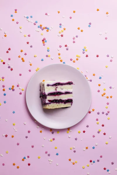 Pezzo di torta di compleanno su un rosa — Foto Stock