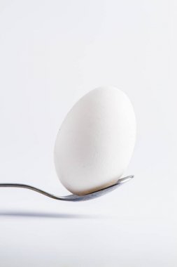 bir kaşık beyaz yumurta 