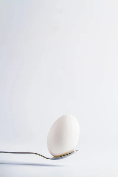 Ovo branco em uma colher — Fotografia de Stock