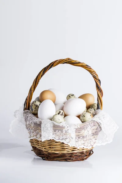 Cesta con varios huevos —  Fotos de Stock