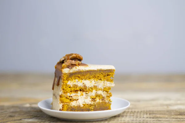 Pedazo de pastel con caramelo y nueces — Foto de Stock