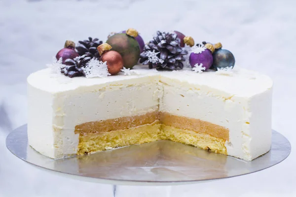 Un pastel para unas vacaciones de Navidad o un año nuevo. Un pastel con conos de chocolate y juguetes de árbol de Navidad está hecho de chocolate . —  Fotos de Stock