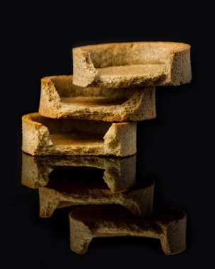 çavdar unu tart siyah bir zemin üzerine