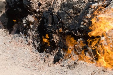 Yanar Dag anlamı yanan dağ bir doğal gaz yakıyor