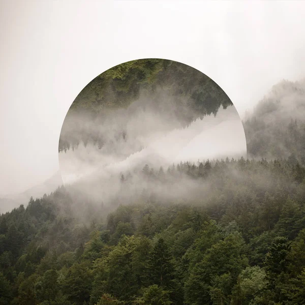 多角形 山と雲 多角形の曇りの風景の背景 Opart 高さと抽象的な空の幾何学的背景 現実の幻想 株式広場の写真 カバーに使う 反射景観 — ストック写真