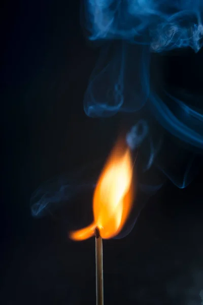 Brennendes Streichholz Auf Schwarzem Hintergrund Und Ist Rauch Bokeh Hintergrund — Stockfoto
