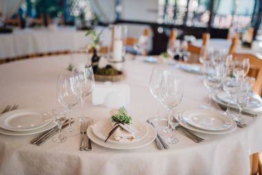 Beyaz yemek masası şenlikli sofra, ahşap dekor, fern ve mumlar ile servis