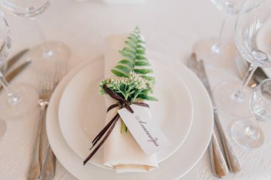 Beyaz yemek masası ahşap dekor, fern ve mumlar ile servis