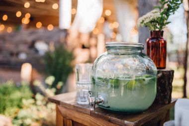 Limonata ve ahşap kutunun dışında tutuyoruz nane ile şişe