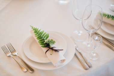 Fern ve mum beyaz sofra closeup