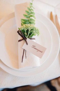 Fern ve mum beyaz sofra closeup