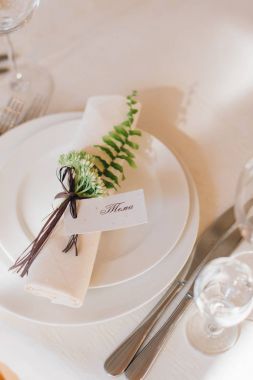 Fern ve mum beyaz sofra closeup