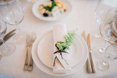 Fern ve mum beyaz sofra closeup