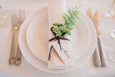 Fern ve mum beyaz sofra closeup