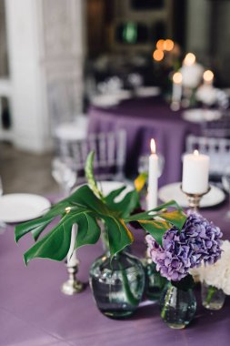 Festival masa dekorasyonu mumlar ve çiçeklerle closeup