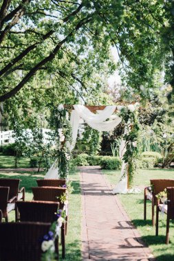 Yeşil parlak Bahçe sandalyeler ve kemer düğün töreni için süslenmiş