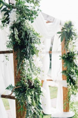 Düğün töreni için dekore edilmiş kemer closeup