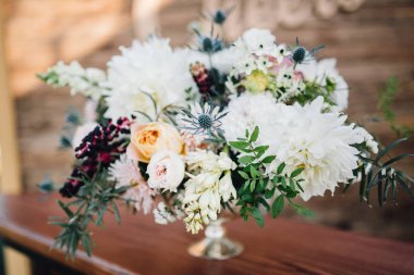 Masada duran krizantem zengin düğün buket yapılmış
