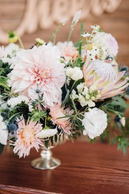 Krizantem yapılan zengin düğün buket masada duruyor