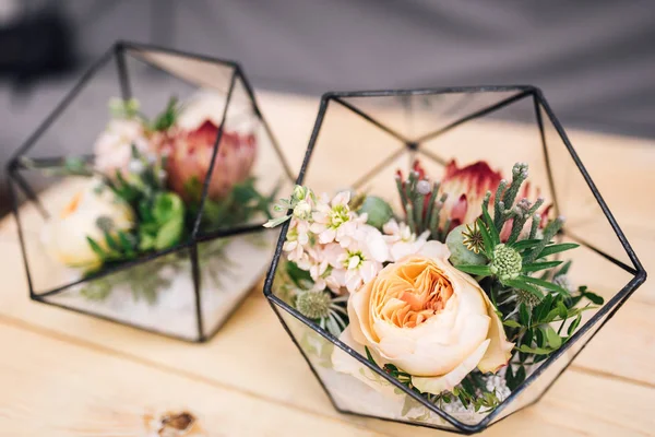 テーブル上に立つ新鮮な花束と小さな Florariums — ストック写真