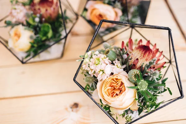 Masada Duran Taze Buketleri Ile Küçük Florariums — Stok fotoğraf