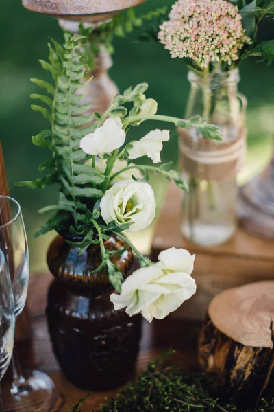 Closeup Květin Vázy Stojící Stole Mimo — Stock fotografie